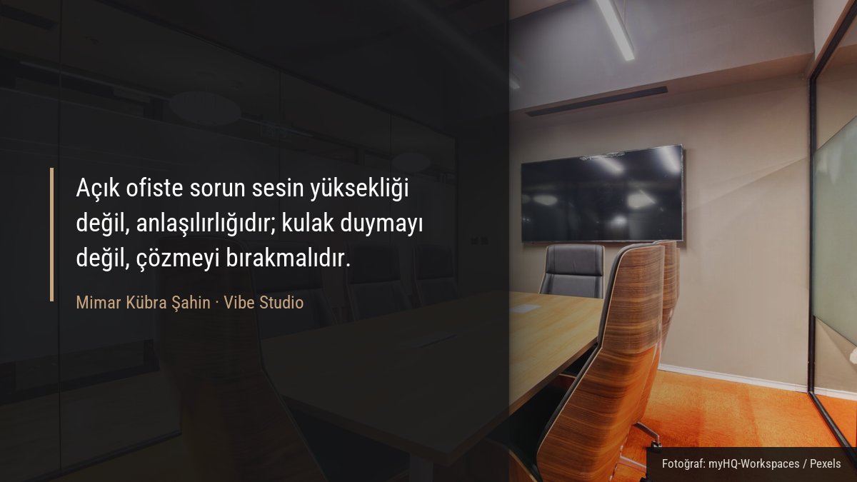 Ofiste cam duvarlarla ayrılmış toplantı odası ve açık çalışma alanı