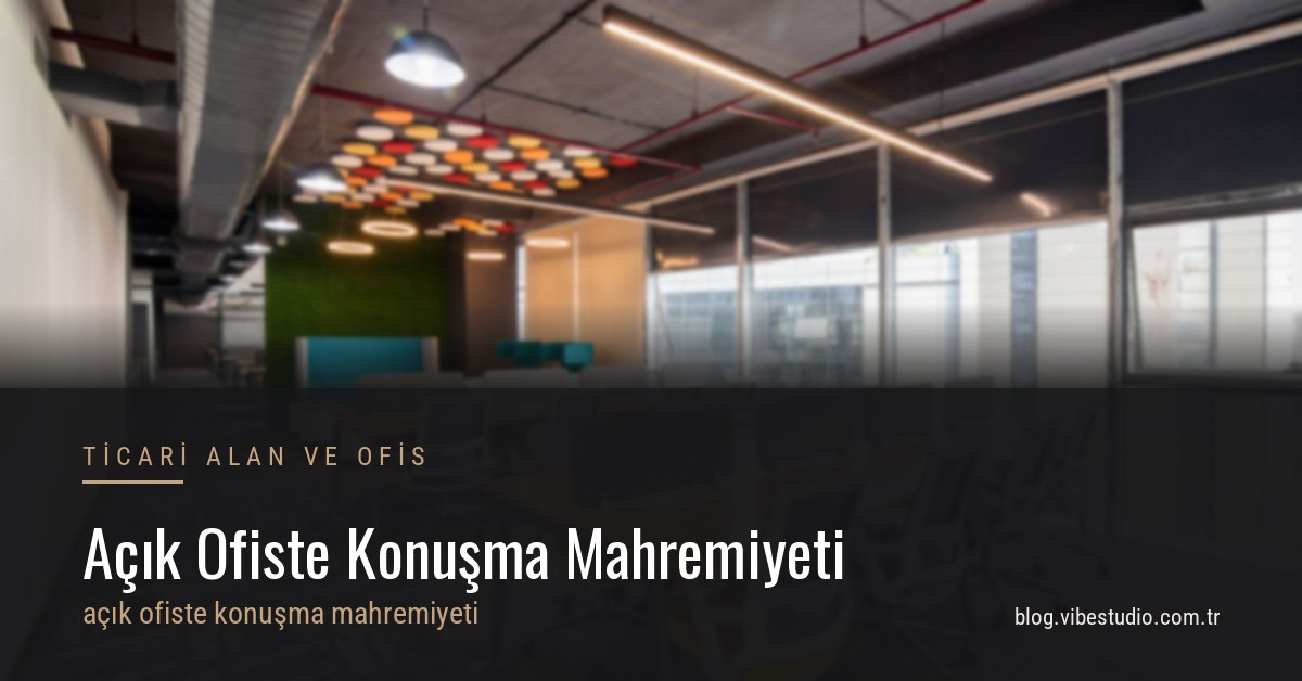 Açık planlı bir ofiste sıralanmış çalışma masaları ve ortak alan görünümü
