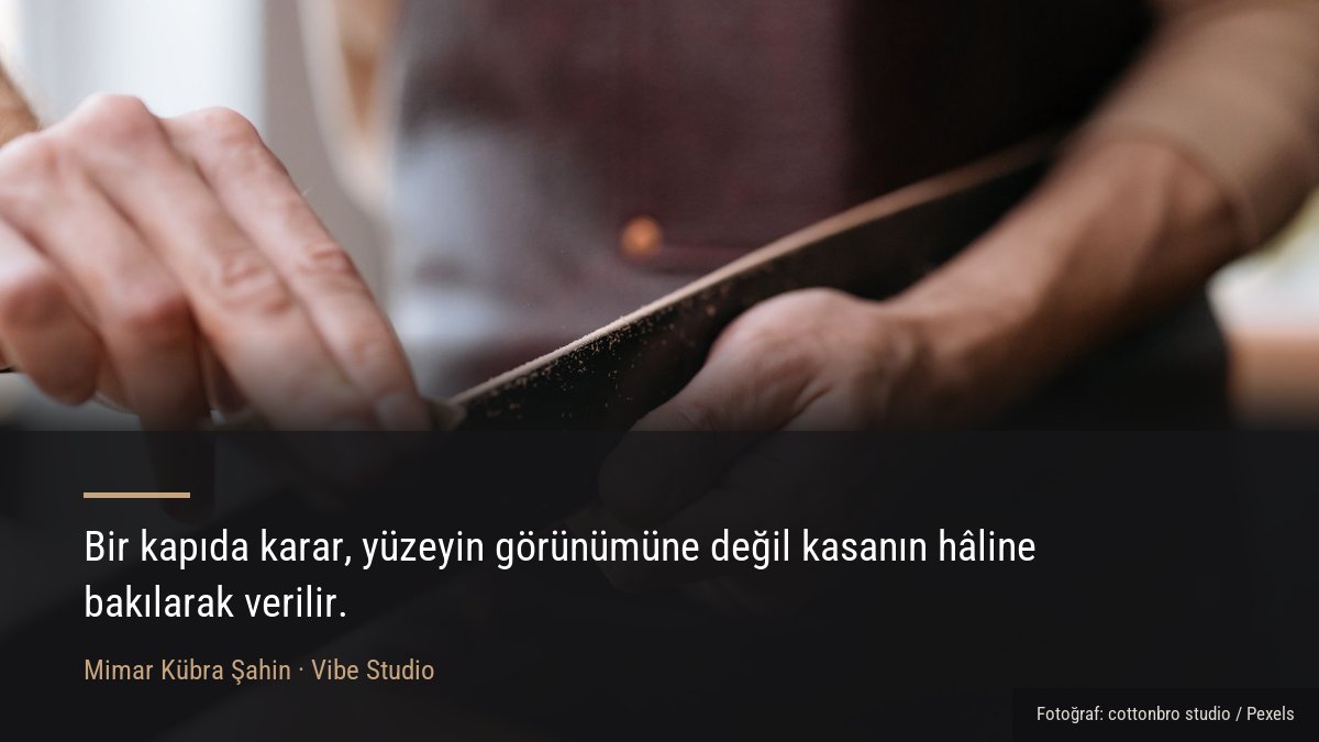 Ahşap yüzeyin zımpara kağıdıyla elde hazırlanmasının yakın çekim detayı