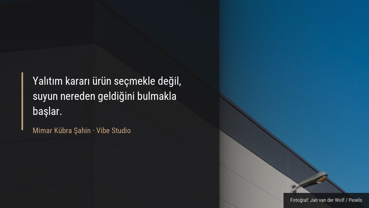 Cephe duvarında katman ve yüzey detayının yakın görünümü