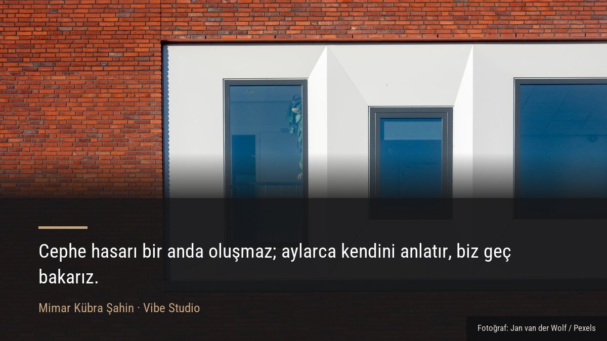 Bina cephesinde pencere çevresi ve yüzey dokusunun yakın görünümü