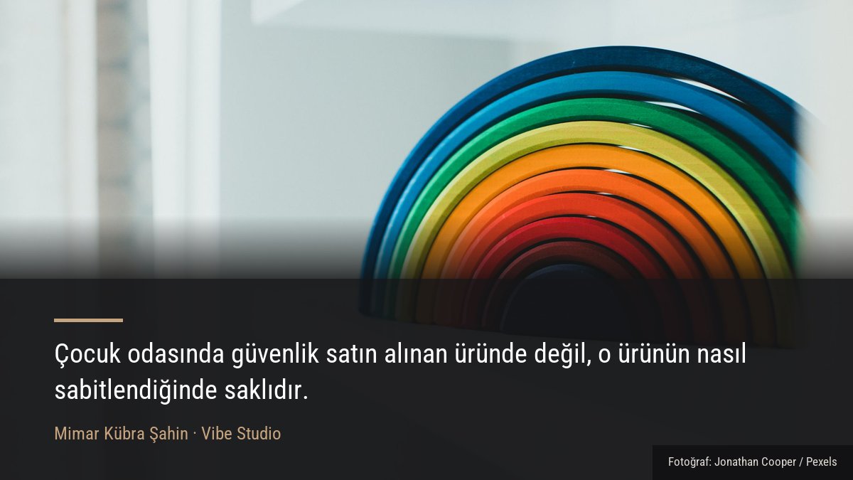 Çocuk odasında beyaz raf üzerinde ahşap dekorasyon ve düzenli yerleşim detayı