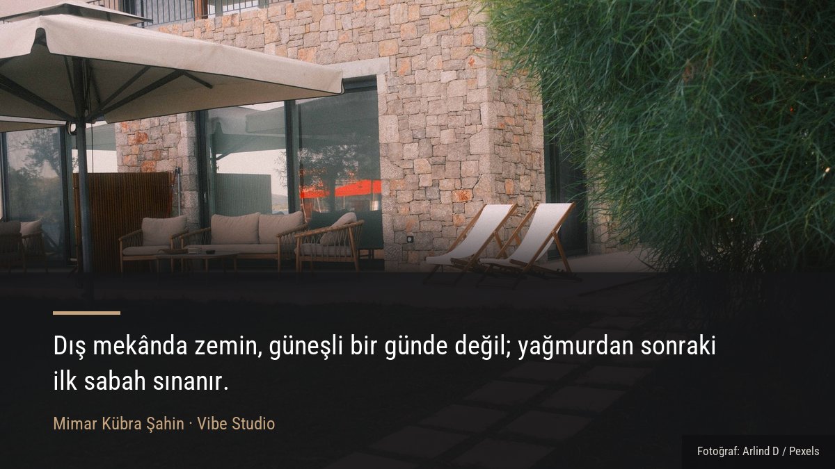 Bahçede doğal taş yürüyüş yolu ve zemin kaplamasının doku detayı