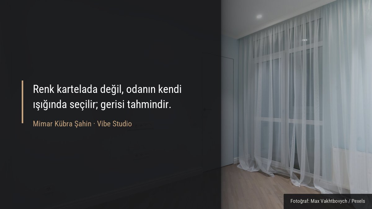 Açık mavi duvarlara sahip minimalist boş bir odada doğal ışığın duvar rengine etkisi