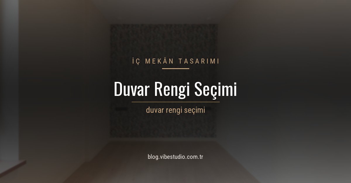 Doğal ışık alan bir iç mekânda boyalı duvar yüzeyi ve sade mobilya düzeni
