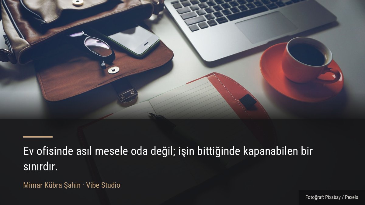 Çalışma masasının üstündeki düzenin yakın çekim detayı