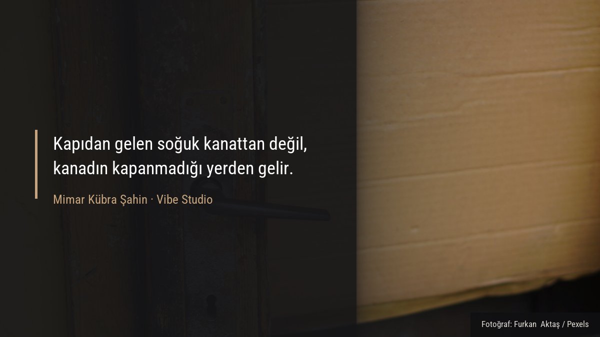 Yıpranmış ahşap bir kapının ve metal kulpunun yakın çekim detayı