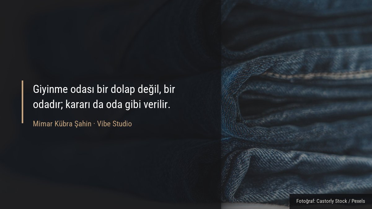 Dolap içinde raf ve askı düzeninin yakın çekim detayı