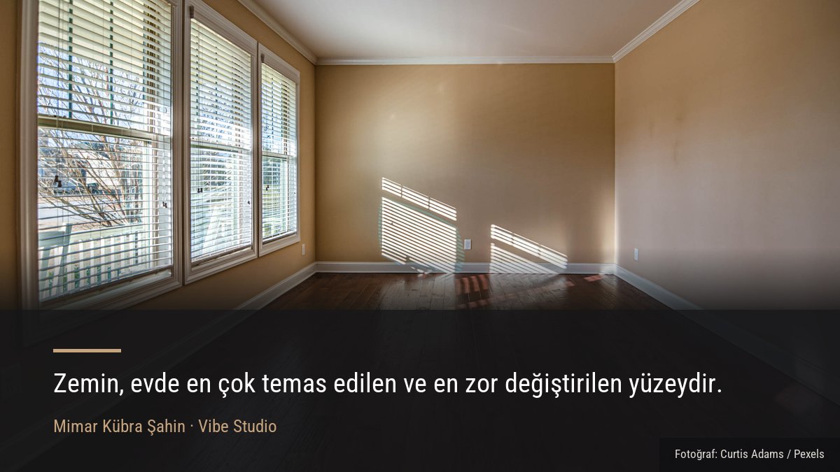 Güneş ışığı alan boş bir odada ahşap zemin kaplamasının görünümü