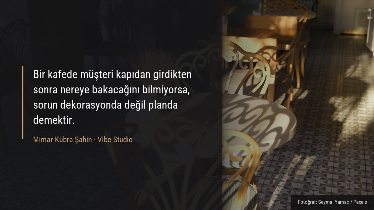 Gün ışığı alan bir kafede oturma alanı ve masa düzeninin görünümü