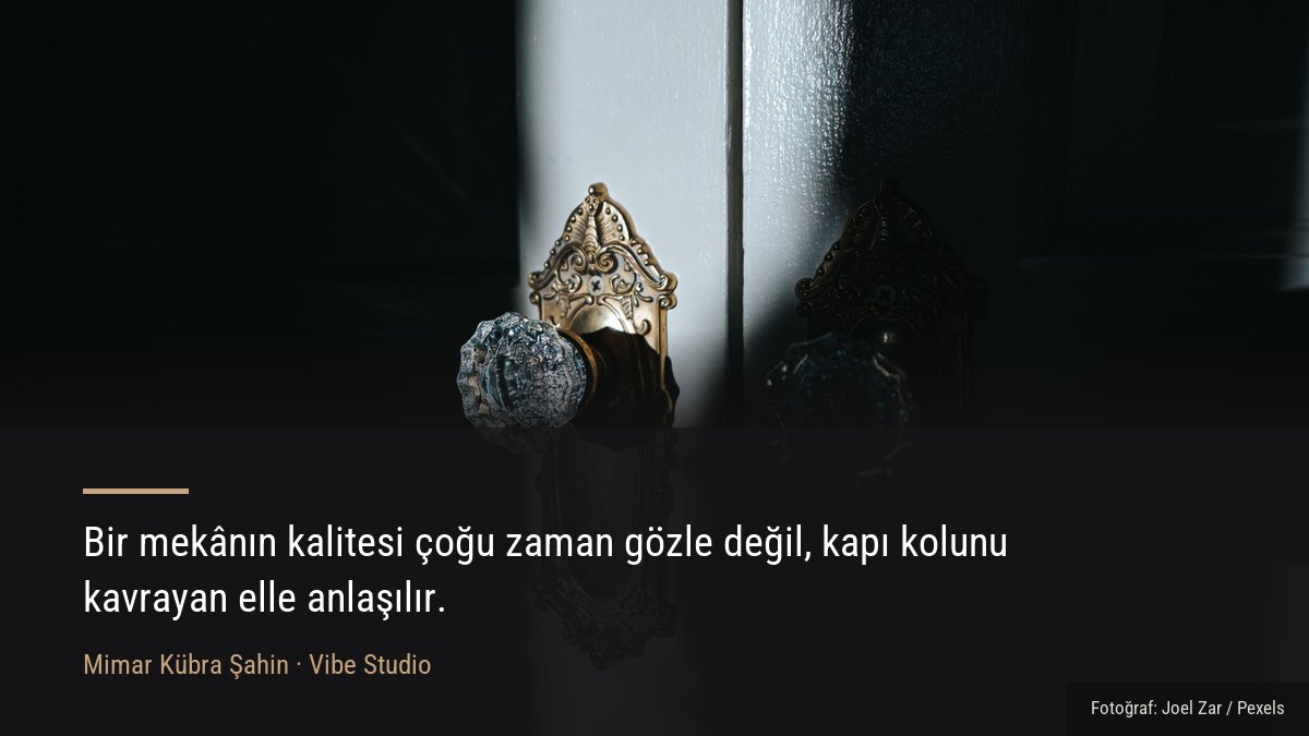 Renkli bir kapı yüzeyinde siyah kapı kulpunun ve keskin gölgesinin detayı
