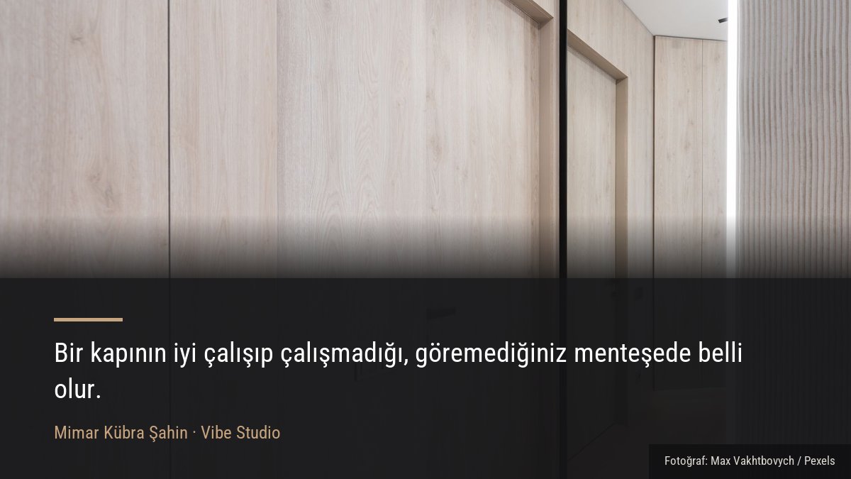 Ahşap kapı detayları bulunan sade ve aydınlık bir iç koridor