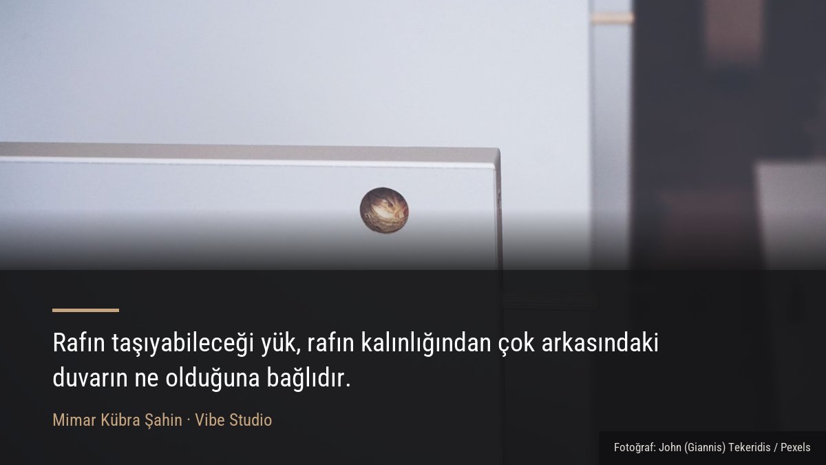 Mobilya montajında kullanılan ahşap plaka ve bağlantı elemanının makro detayı