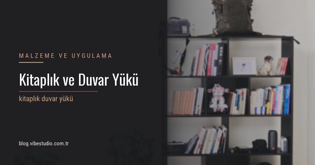Nötr bir iç mekânda kitaplar ve dekoratif nesnelerle dolu modern kitaplık