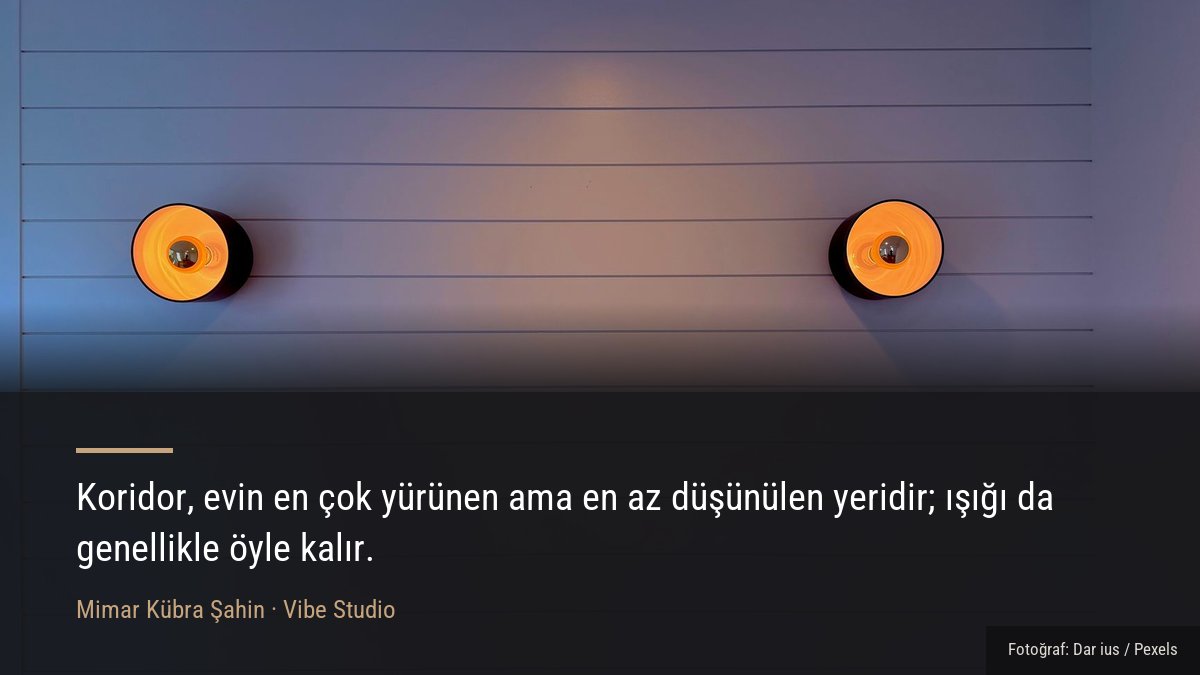 Panelli bir duvarı aydınlatan iki duvar apliği ve ışığın duvara dağılımı