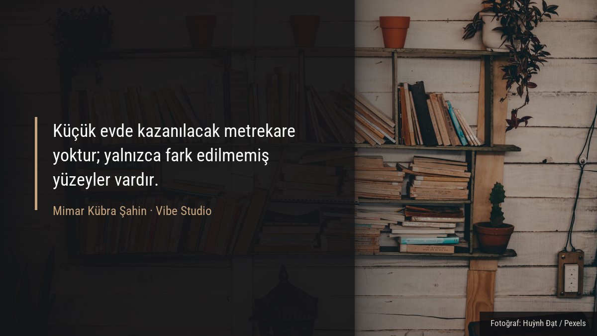 Ahşap duvar rafında düzenli aralıklarla yerleştirilmiş saklama kutuları ve kitaplar