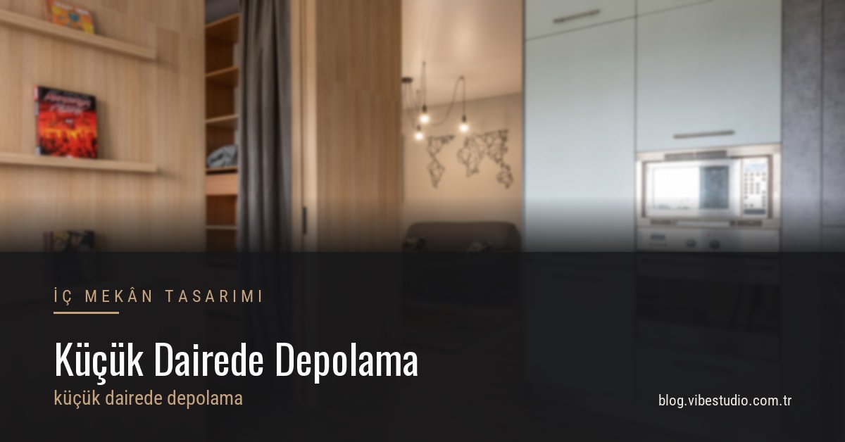 Küçük bir dairede duvara monte açık raf sistemi ve düzenli yerleştirilmiş saklama kutuları