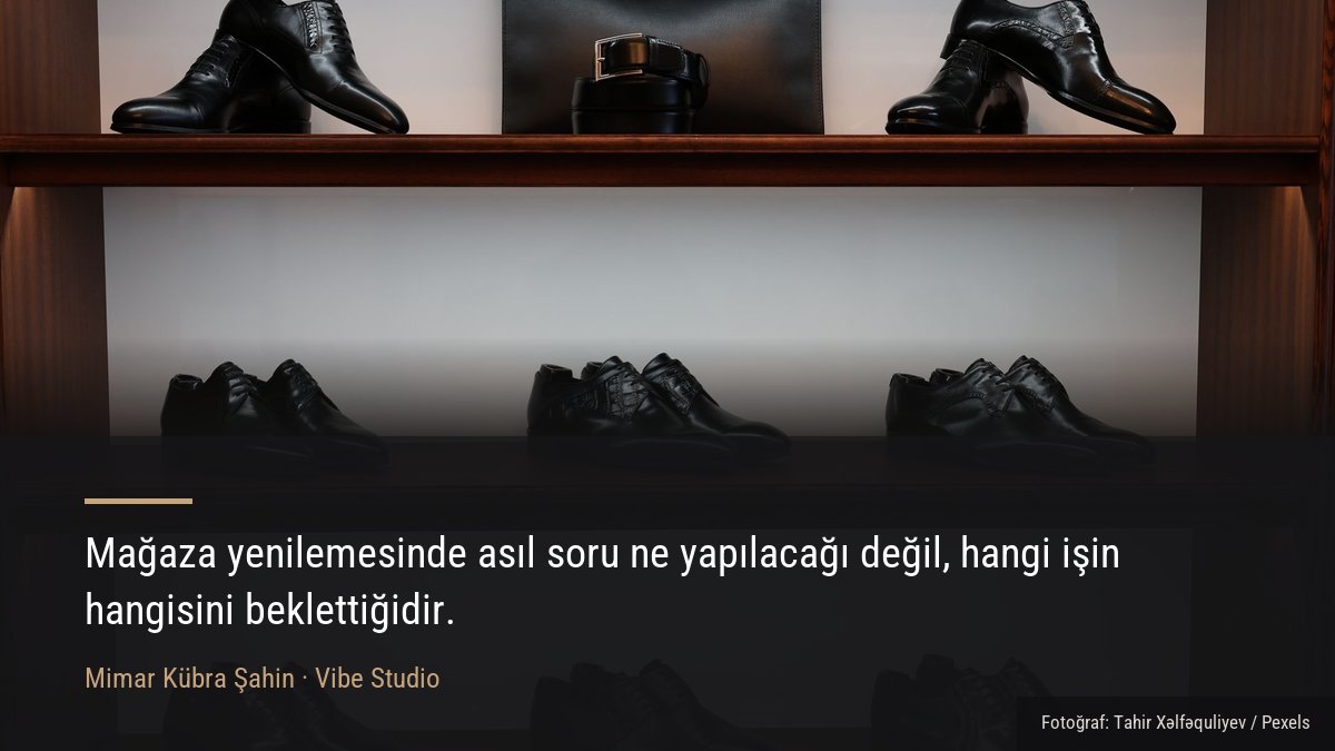 Mağazanın ahşap raflarında düzenli sergilenen ürünler ve teşhir detayı