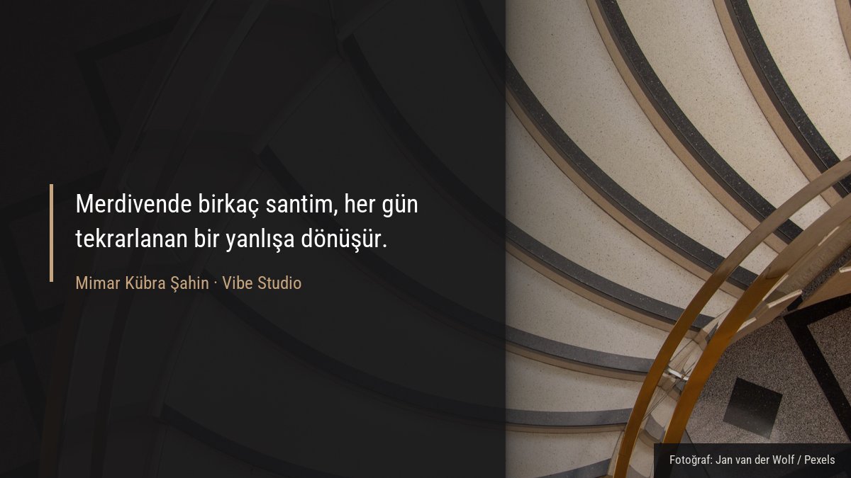Kavisli bir merdivenin üstten görünümünde basamak ritmi ve korkuluk detayı