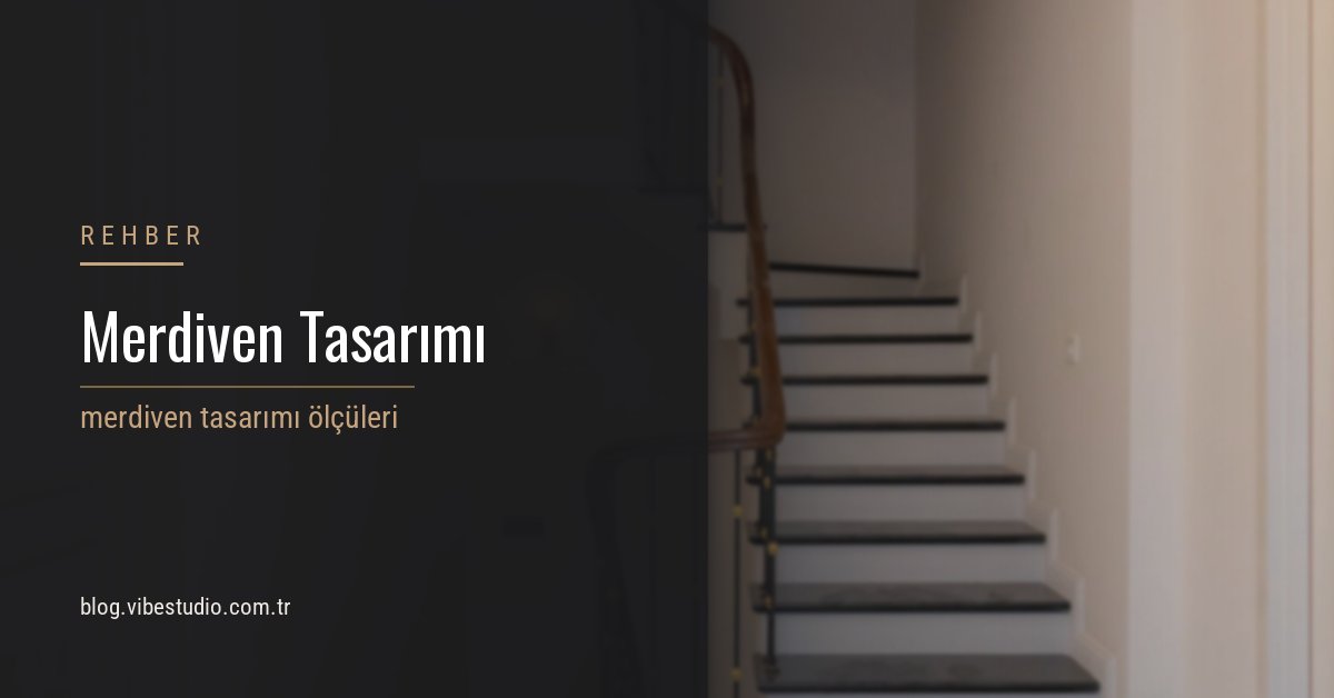 İç mekânda ahşap korkuluklu modern bir merdivenin ve basamak hattının görünümü