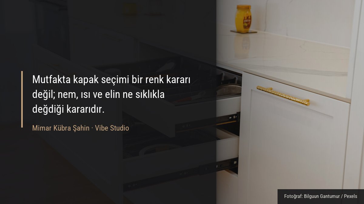 Mutfakta açık bir çekmece ve dolap kapağı kenar detayının yakın görünümü