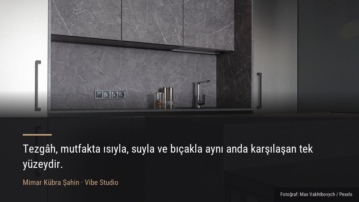 Mutfakta mermer tezgâh yüzeyinin ve kenar hattının yakın görünümü