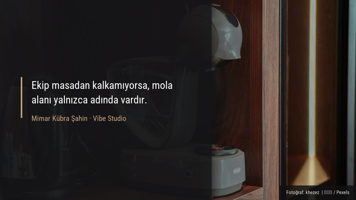 Ofiste kahve köşesi ve tezgâh düzeninin yakın görünümü