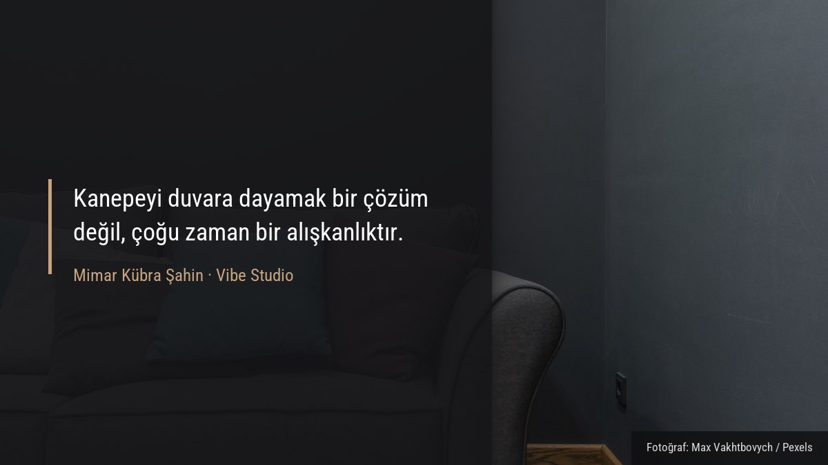 Oturma alanında koltuk ve yan sehpa düzeninin yakın görünümü