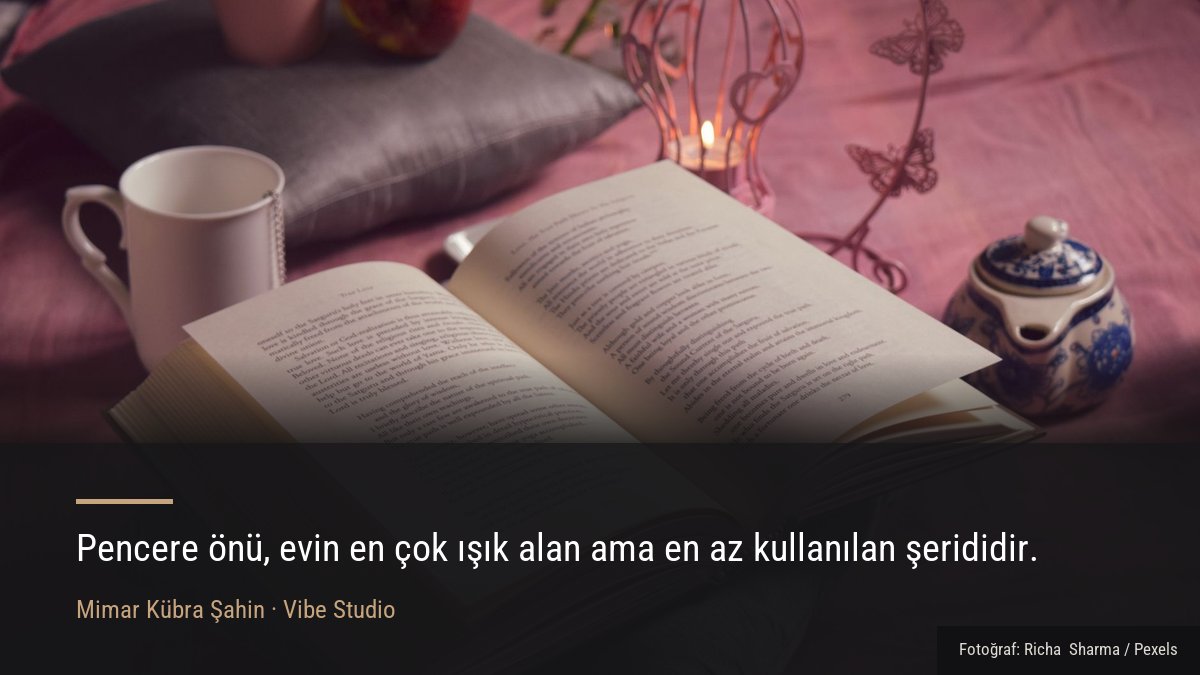 Yastıklarla kurulmuş okuma köşesinde açık kitap ve sıcak ışık detayı