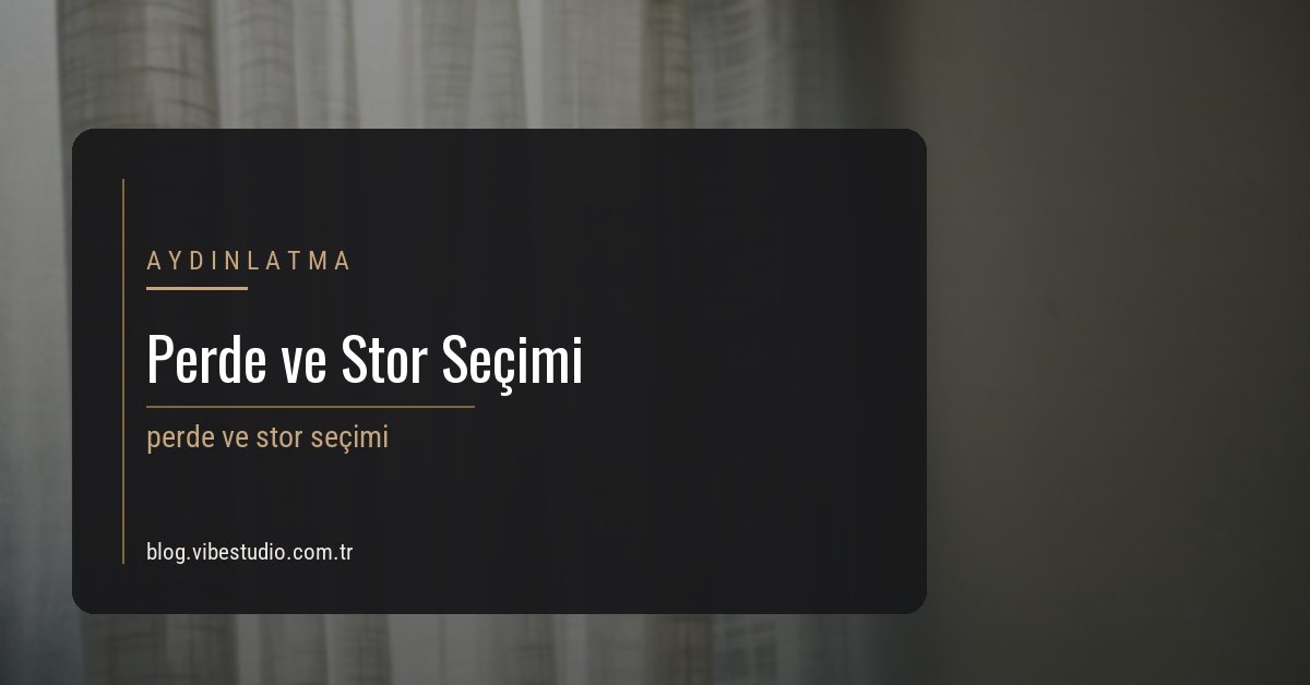 Pencerede perdenin ışığı süzdüğü bir iç mekân görünümü