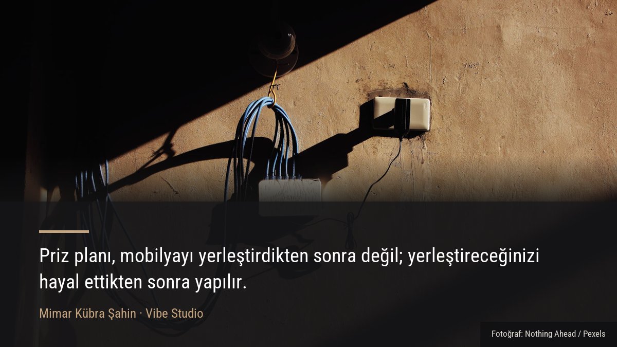 Duvarda elektrik tesisatı ve anahtar detayının görünümü