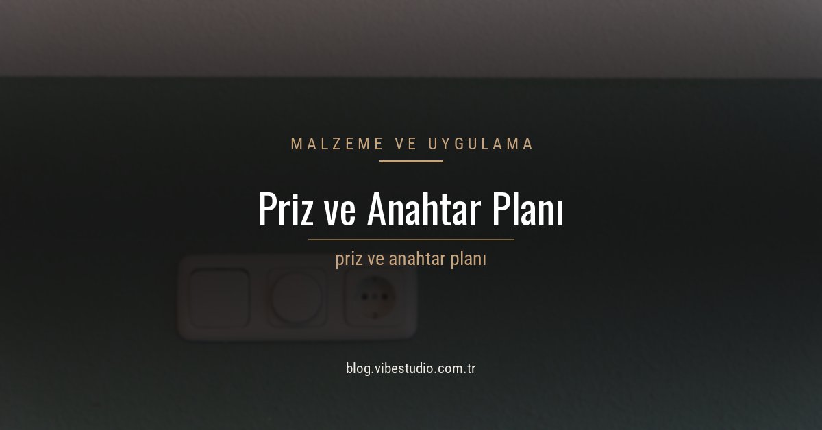 Duvarda priz ve anahtar grubunun yakın çekim görünümü