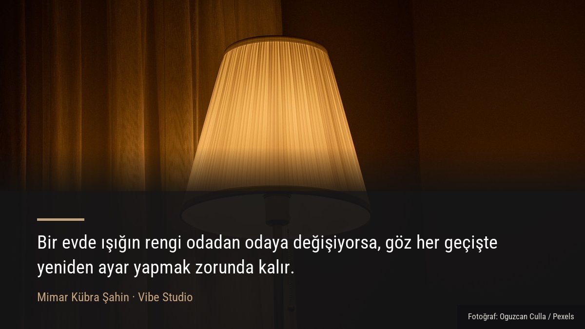 Bir odada yumuşak sıcak ışık yayan masa lambasının yakın görünümü