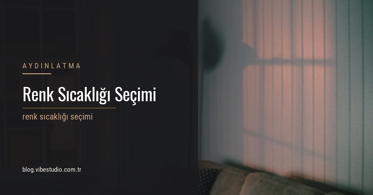 Sıcak tonlu ayak lambasının oturma odasında duvara ve mobilyaya düşen ışığı