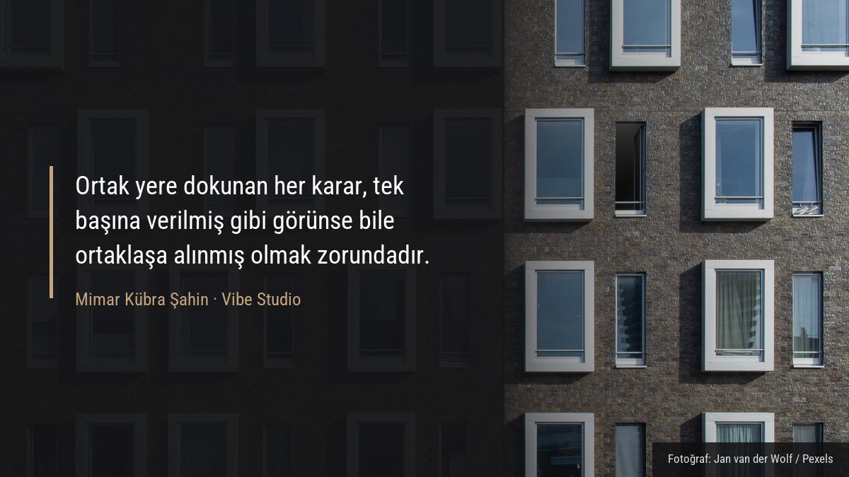 Konut binası cephesinde sıralanmış pencereler ve balkon korkulukları