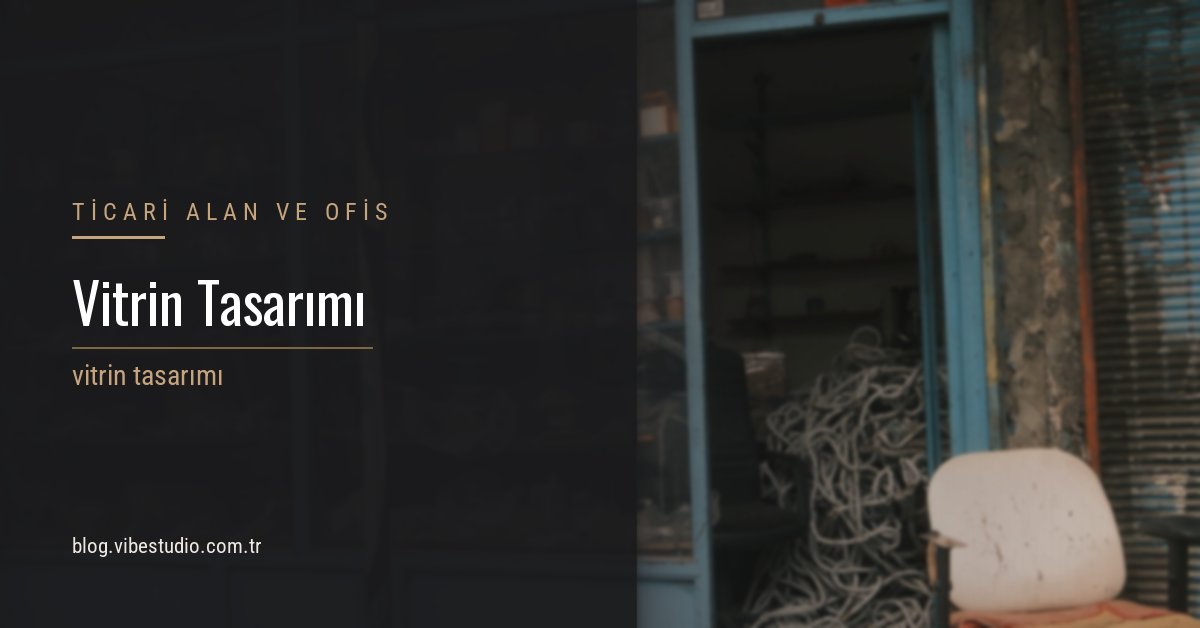 Bir mağaza vitrininin cam arkasındaki sergileme düzeninin görünümü