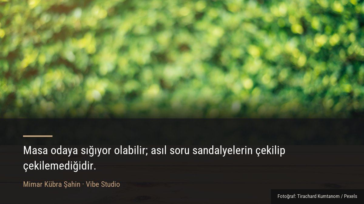 Ahşap yemek masası yüzeyi ve sandalye detayının yakın görünümü