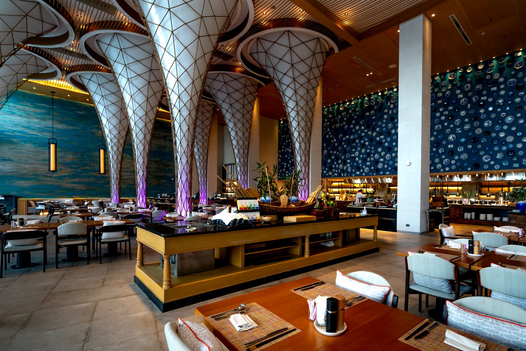 Restoran salonunda tavan, masa ve oturma düzeni